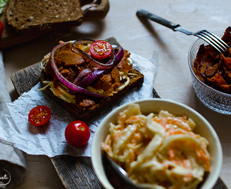 Seitankebab toastit ja coleslaw