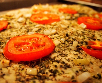 Sipuli-tomaatti Focaccia karhunlaukalla