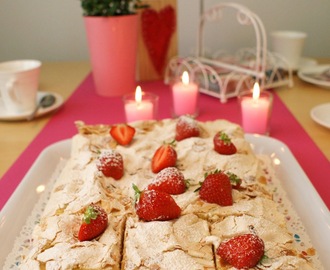Mansikan ja ruusuterälehtihillon makuinen Britakakku, blogi 7 v.  – Maasika ja roositeralehemoosimaitseline Brita tort, blogi 7 a.