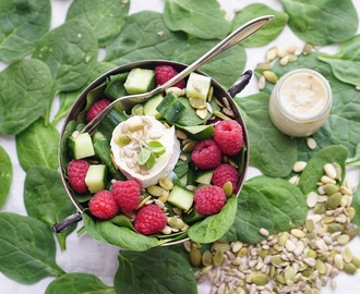 Pinaatti-vadelmasalaattia ja pähkinävinaigretteä sekä ARVONTA | Spinach raspberry salad with nut vinaigrette