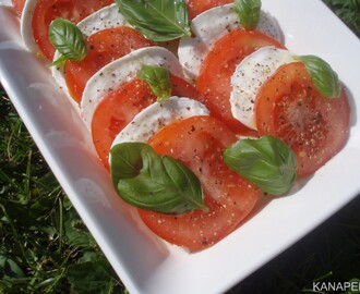 Tomaatti-mozzarellasalaatti - insalata caprese (klassikkojen aatelia)