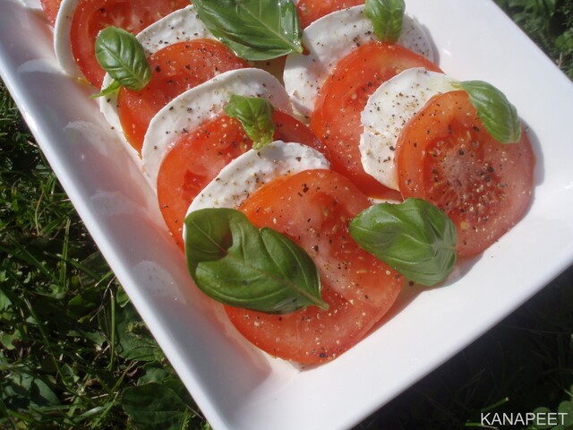 Tomaatti-mozzarellasalaatti - insalata caprese (klassikkojen aatelia)
