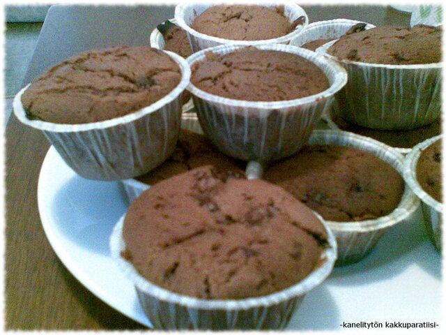 Ihanan suklaiset muffinssit, made by my darling ! Miehetkö muka ei osaa leipoa, pötypuhetta ; )