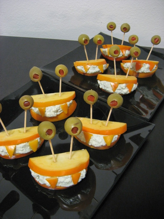 Halloweenin sinihomejuusto-persimonsuut ja appelsiineista tarjoiltavat smoothiet