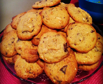 Valkosuklaa-suklaa-pähkinä cookiessit!!