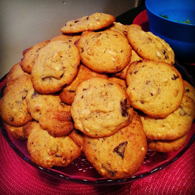 Valkosuklaa-suklaa-pähkinä cookiessit!!