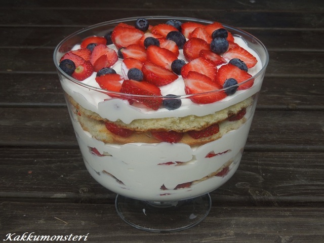 Kesäinen mansikka trifle