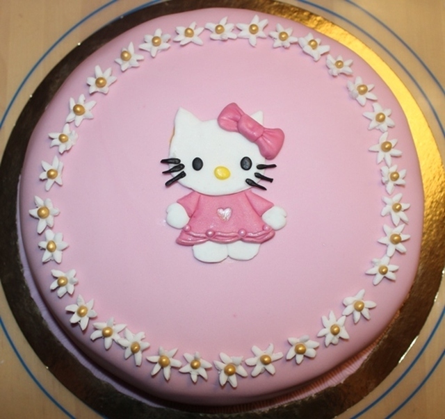 Sokerimassalla kuorrutettu Hello Kitty -kakku
