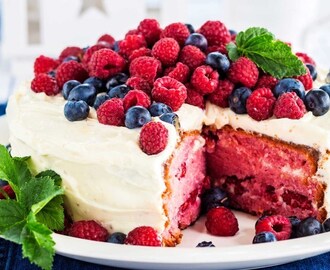 Red Velvet -kakku - tuorejuustolla täytetty marjakakku