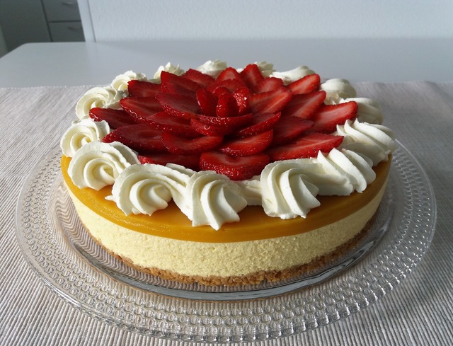 Mansikkainen mango-passionjuustokakku/ Mango-Passion Cheesecake With Strawberries (20cm)