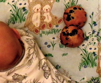 Isomummi, Pikku-Rouva ja Pikku-Kokki vol. 1: valkosuklaa-mustikka -muffinssit