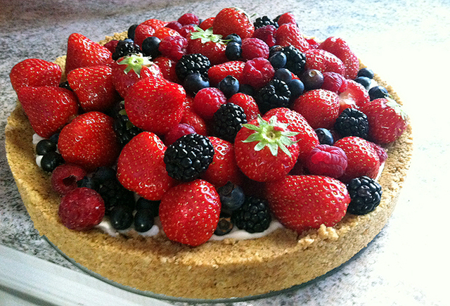 Tuorejuusto-marjapiirakka | Cheesecake with berries