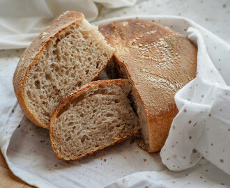 Juureen leivottu vaalea leipä ilman hiivaa