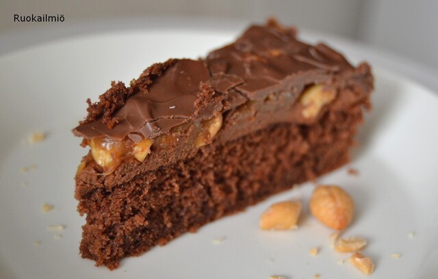 Suolapähkinä-suklaakakku (Snickers-kakku)