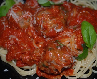 Spagettia ja lihapullia tomaattikastikeessa