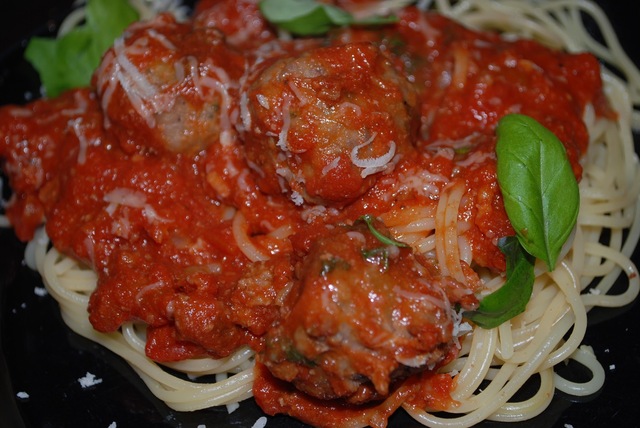 Spagettia ja lihapullia tomaattikastikeessa