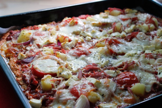 Karppaajan "pizzaa" ja itsetehty tomaattikastike pizzalle