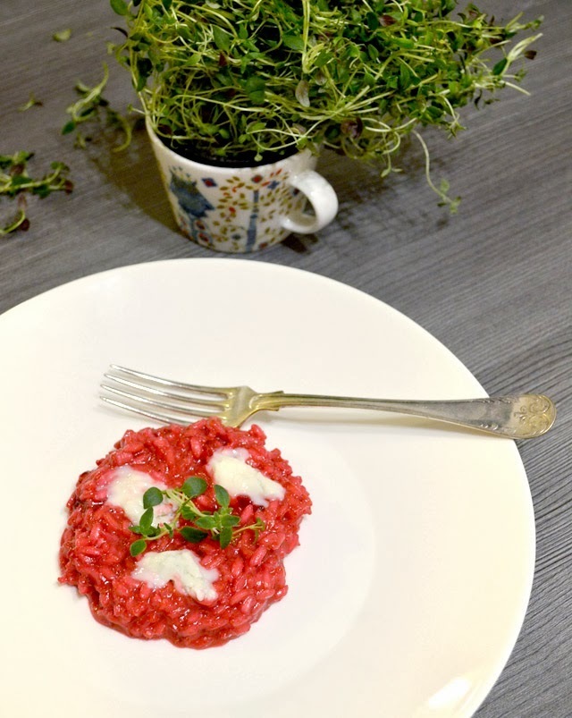 Hämmentävä punajuuri-gorgonzolarisotto