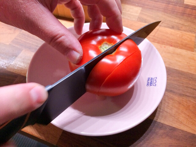 Grillattu tomaatti-mozzarellasalaatti