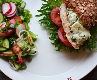 Terveellisemmät Aurajuusto-kanaburgerit itsetehdyllä majoneesilla ja kirpeällä salaatilla