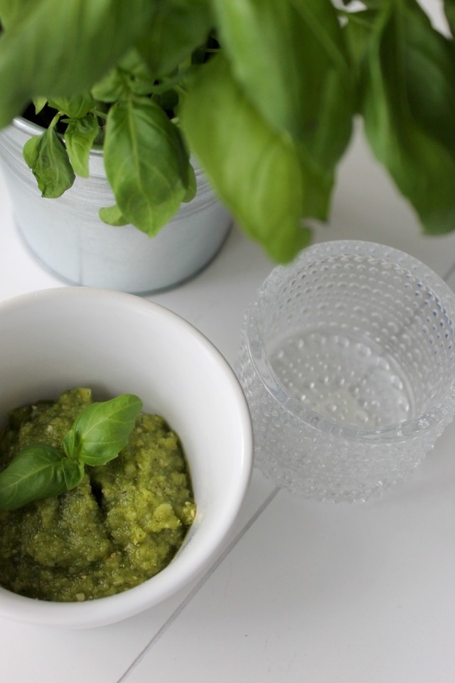 Kotitekoinen pesto