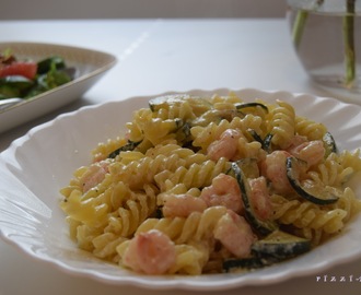 Fusilli ai gamberetti e zucchine - fusilleja katkarapujen ja kesäkurpitsan kera