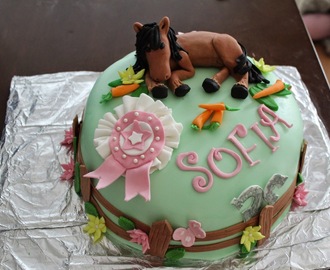 Hevonen nurmikolla-kakku