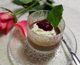 Ruusun terälehtihilloa kahdella tapaa (suklaapannacotta ja leivos)