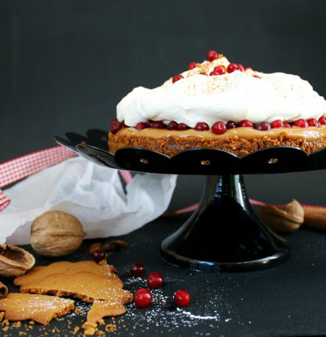 PUOLUKKAINEN JOULU-UNELMA - LINGONBERRY CHRISTMAS CAKE