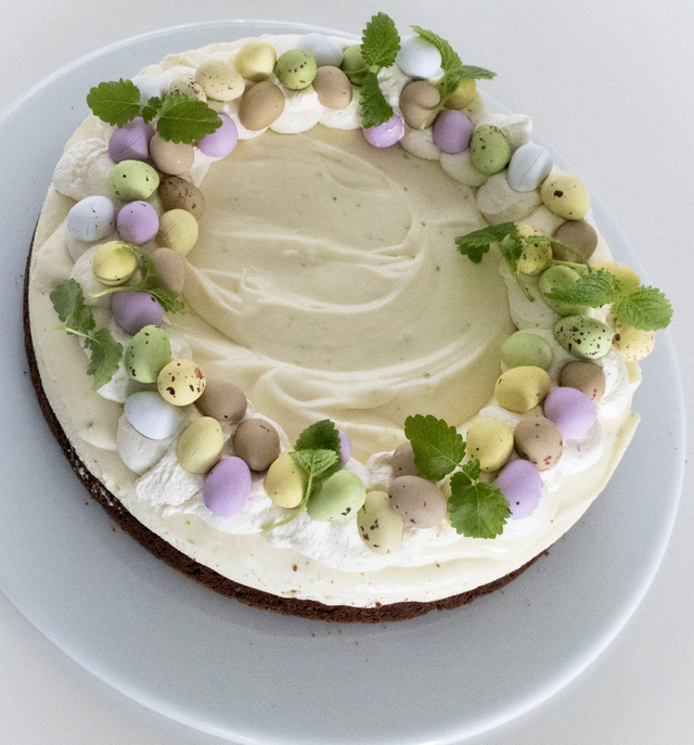 Keväinen kakku: limettiä, valkosuklaata ynnä muuta