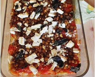 Mausteisia kikherneitä,tomaattia kahdella tavalla sekä fetajuustoa,uunissa+linkki Ottolenghin Kreeta-ruokamatka-videoon.