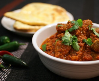 Tomaattinen curry karitsan entrecôtesta ja naan-leipä