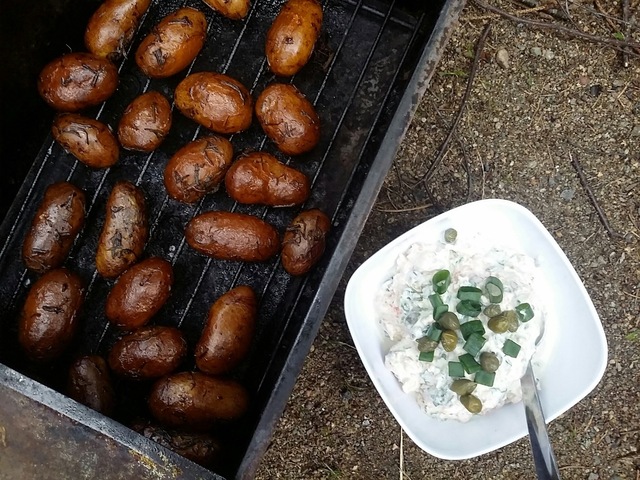Savustetut perunat ja kylmäsavulohi-wasabikastike/Smoked Potatoes and Cold Smoked Salmon and Wasabi Sauce
