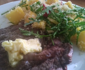 Grillattu Black Angus ribeye steak eli rotukarjan entrecote, couscous-rucola-mangosalaatti ja maustevoi