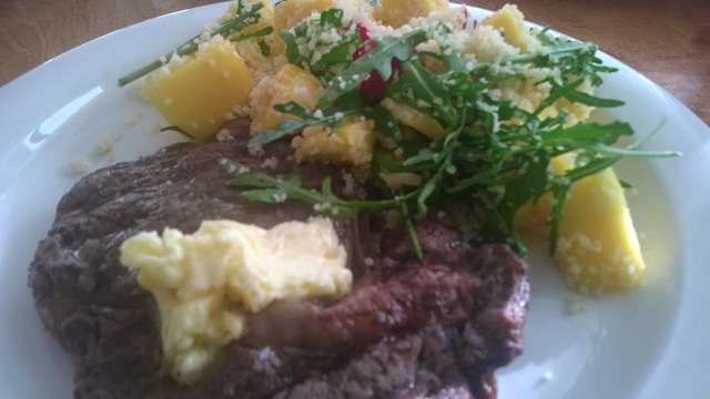 Grillattu Black Angus ribeye steak eli rotukarjan entrecote, couscous-rucola-mangosalaatti ja maustevoi
