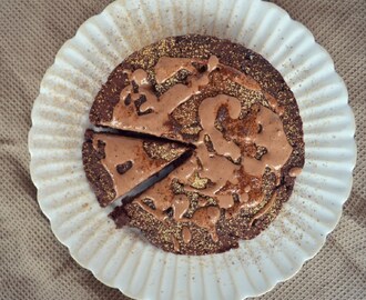 Luontaisesti makeutettu – terveellinen (rasvaton, öljytön) punajuuri-suklaakakku