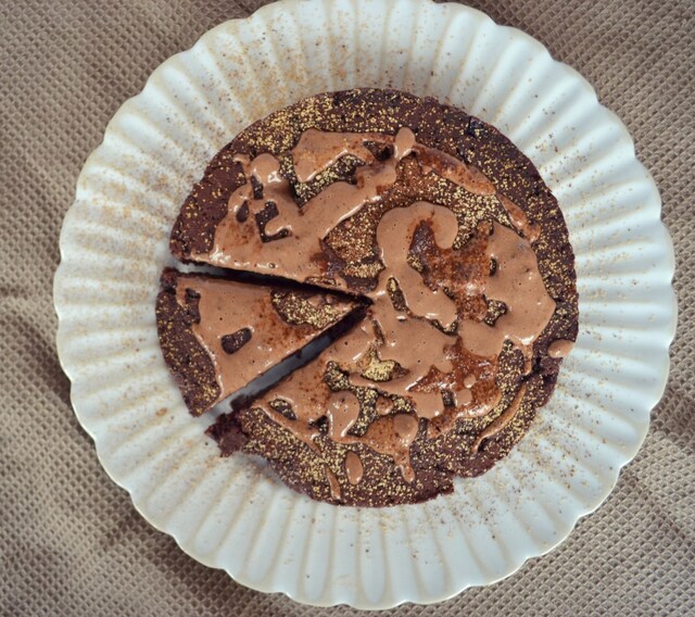 Luontaisesti makeutettu – terveellinen (rasvaton, öljytön) punajuuri-suklaakakku