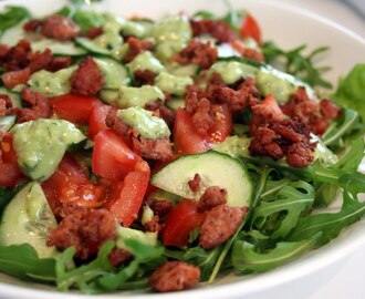 Salaattia ihanalla avokado-vinaigrettellä