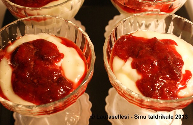 Vaniljakiisseli mansikkahillolla – Piimakissell maasikamoosiga