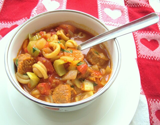 Minestronekeitto vegaanichorizoilla