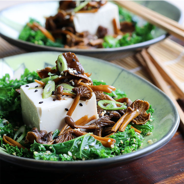 Silken-tofua ja soijapikkelöityjä suppilovahveroita | Silken tofu with soy pickled mushrooms