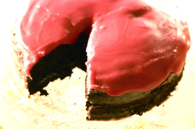 Vegaaninen/gluteeniton punajuuri-suklaakakku tuplakreemillä