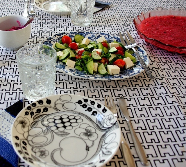 Salaattia,lämpimät ruisleivät ja punaherukkakiisseli