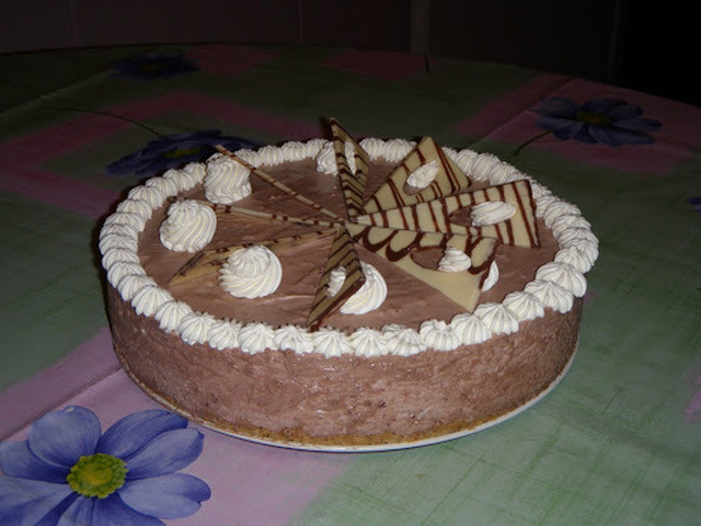 Pähkinä-suklaakakku