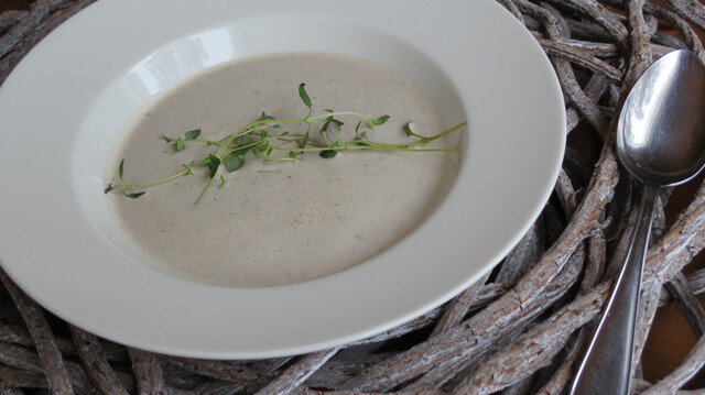 Kermainen sienikeitto suppilovahveroista / Creamy Mushroom Soup from Funnel Chanterelles