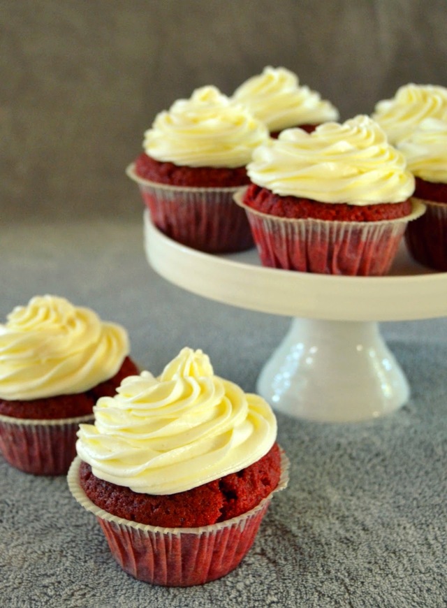 Red velvet kuppikakut / Red velvet cupcakes with cream cheese frosting