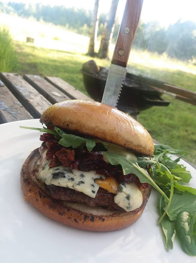 Sinihomejuustoburgeri/Blue Cheese Burger