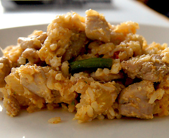 Paistettua riisiä, kanaa ja vihanneksia