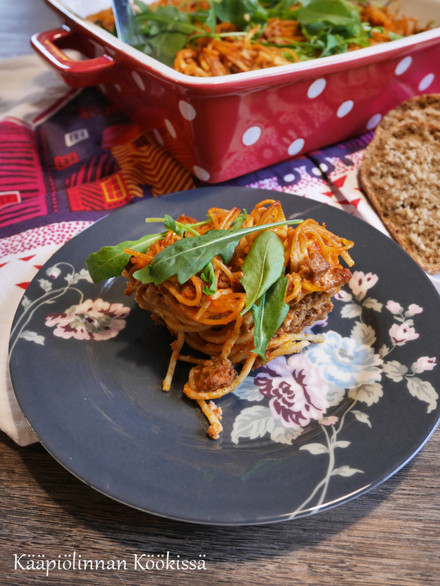 Herkullinen spagetti-jauhelihafrittata rucolan kera