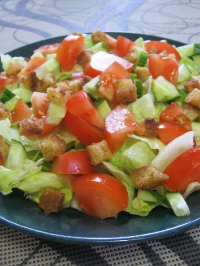 Salaattia krutongeilla